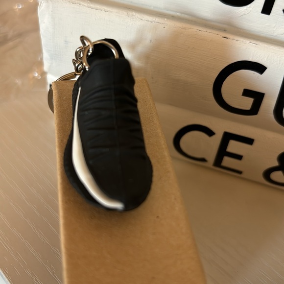 RUBBER KEYCHAIN, COMES WITH BOX - Picture 4 of 4